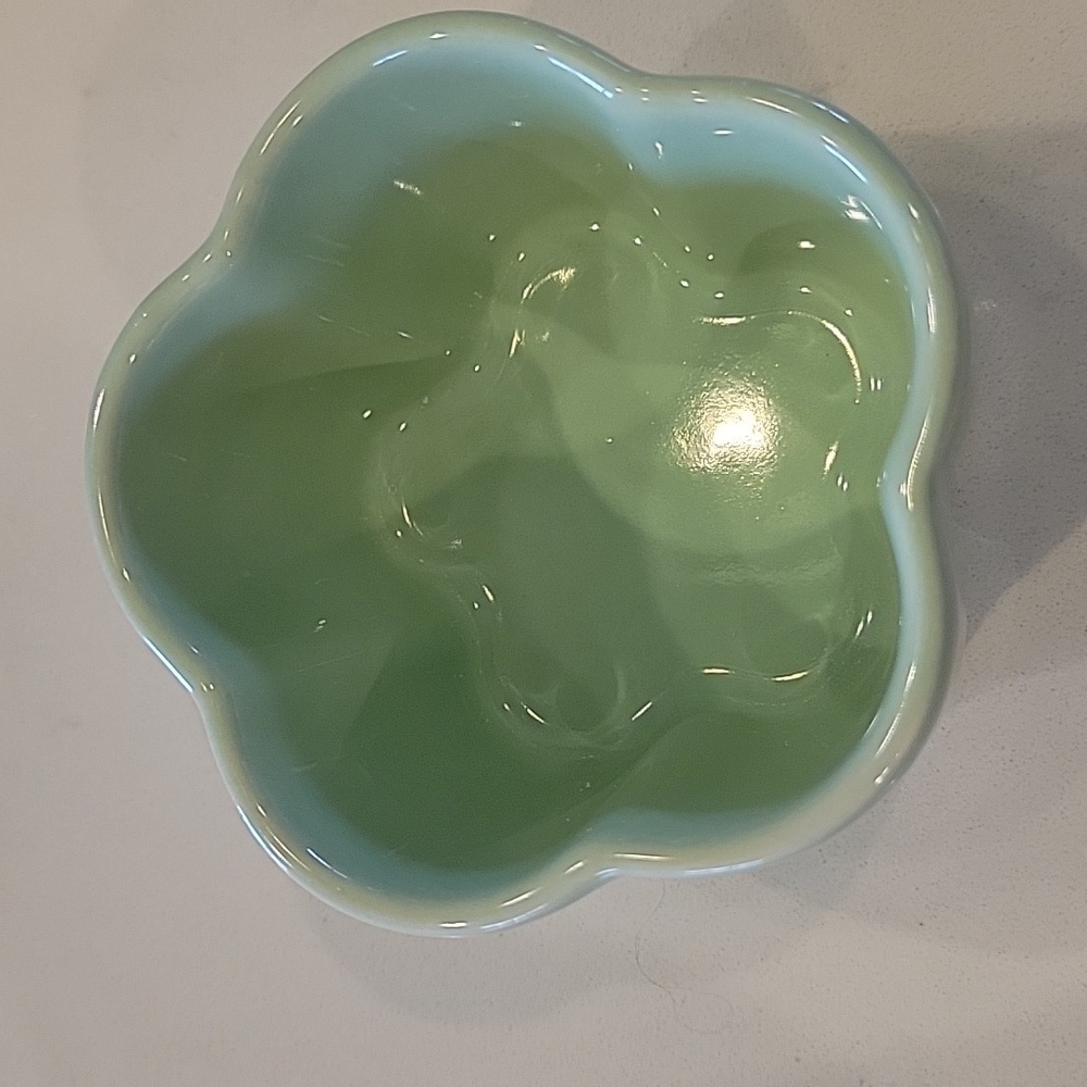Le Creuset Flower Cocotte With Lid - Picture 2 of 5